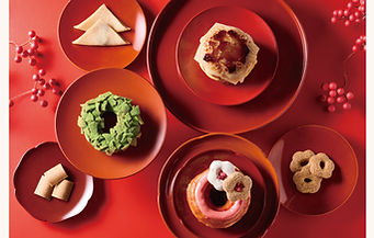 12月26日(金)より、京都の老舗和菓子店「井筒八ッ橋本舗」とコラボレーションした、
“yatsuhashi donuts”が登場！
その他、大変お得な三が日限定の『福BOX』に、
2026年バレンタイン・ホワイトデークッキー缶、冬季限定モーニング＆ランチメニューも。 