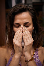 Fotografia com alma registrando a transição de vida e o despertar da energia vital feminina.
