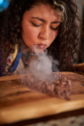 Ensaio fotográfico espiritual na natureza focado no resgate da ancestralidade feminina.