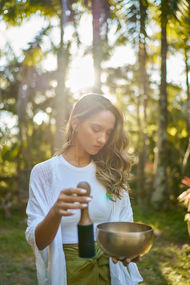 Retrato feminino focado na quebra de armaduras e resgate da essência natural.
