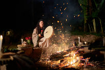 Retrato de posicionamento visual para terapeutas holísticas durante ritual noturno na Casa dos Sentidos.