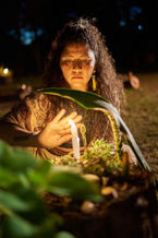 Ensaio fotográfico de reconexão com a natureza e elementos sagrados para mulheres profundas.