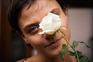 ulher de vestido roxo em ambiente acolhedor com plantas e luz natural, experiência de fotografia com alma e empoderamento.