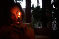 Fotografia intimista de mulher em banho terapêutico com luz vermelha para resgate da sensualidade.