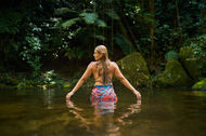 Experiência de fotografia meditativa ajudando mulher a derreter a autocrítica e se reconectar.