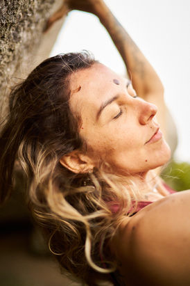 Experiência fotográfica sensorial ajudando mulher a se reconectar com seu corpo.