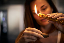 Retrato feminino autêntico sob luz quente para posicionamento de marca pessoal com propósito.