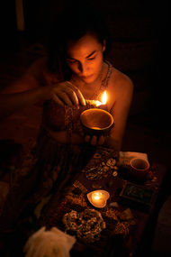 Retrato de mulher em momento de choro e purificação durante jornada meditativa de autoimagem.
