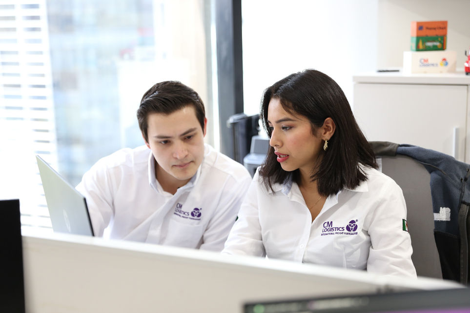 agente de carga en México
freight forwarder en México
agente de carga en CDMX
agente de carga en Monterrey
agente de carga en Guadalajara
empresa de logística en México
servicios logísticos en México
operador logístico en México
flete marítimo internacional en México
transporte marítimo México China
importación marítima a México
exportación marítima desde México
carga marítima FCL México
carga marítima LCL México
consolidado marítimo México
logística puerto Manzanillo
logística puerto Lázaro Cárdenas
logística puerto Altamira
logística puerto Veracruz
agente de carga en Manzanillo
despacho aduanal Manzanillo
transporte de contenedores en México
carga aérea internacional México
flete aéreo urgente México
agente de carga aérea CDMX
carga aérea AICM
importación aérea a México
exportación aérea desde México
servicio door to door aéreo México
transporte nacional de carga en México
transporte de carga CDMX Monterrey
transporte de carga Guadalajara CDMX
camión 53 pies México
caja seca 53 pies México
transporte de carga consolidada México
distribución última milla CDMX
transporte terrestre puerta a puerta
transporte de carga sobredimensionada México
logística de proyectos industriales
transporte de maquinaria pesada México
carga pesada en México
transporte de equipos industriales
carga de proyecto México
transporte especializado México
almacenaje fiscal en México
almacenaje en Manzanillo
almacén logístico CDMX
cross docking México
distribución nacional México
gestión de inventarios logística
importar desde China a México
importar desde Estados Unidos a México
exportar mercancía desde México
costos de importación a México
requisitos para importar a México
agente aduanal en México
comercio exterior México
cuánto cuesta importar desde China a México
qué puerto conviene Manzanillo o Lázaro Cárdenas
cuánto cobra un agente de carga en México
cómo funciona un freight forwarder
qué es FCL y LCL en logística
cómo calcular peso volumétrico carga aérea
cuánto cuesta un flete marítimo a México
mejor empresa de logística en México
CM Logistics México
CM Logistics agente de carga
CM Logistics freight forwarder
CM Logistics transporte internacional
CM Logistics comercio exterior