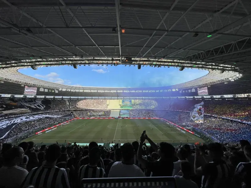 Imagem das torcidas no Clássico Rei