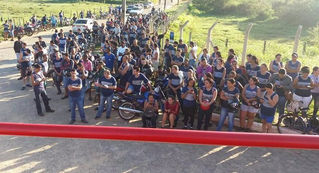 Trabalhadores protestam em frente à fábrica de móveis em Ubá