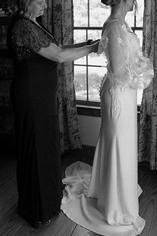 Bride in wedding dress finishing getting ready at the Early Farmhouse for her ceremony