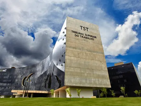 TST define 17 teses vinculantes em rito repetitivo
