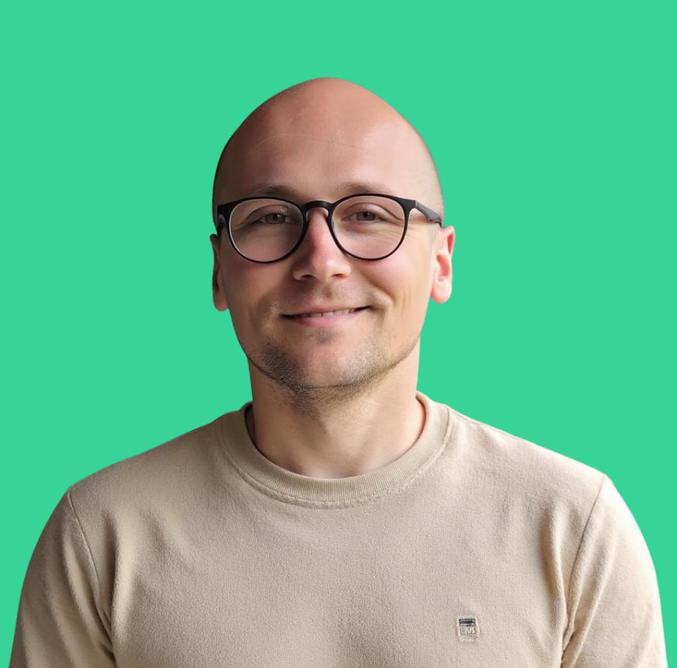 Bild vom Gründer Nikita Erochok im Profil mit grünem Hintergrund.