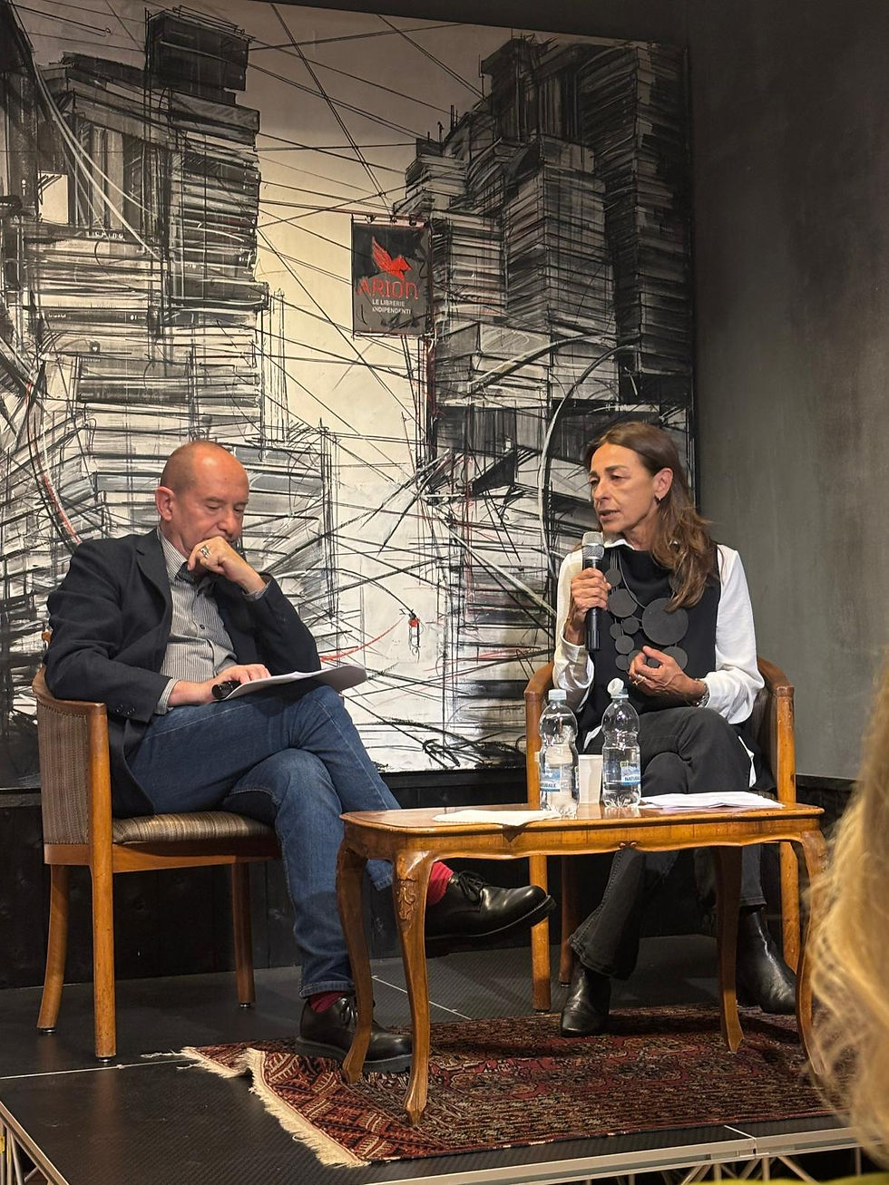 Consuelo Fabriani e Saverio Mecca alla Libreria ELI di Roma durante la presentazione del libro Arborvitae. Il giardino che ancora non c’è.