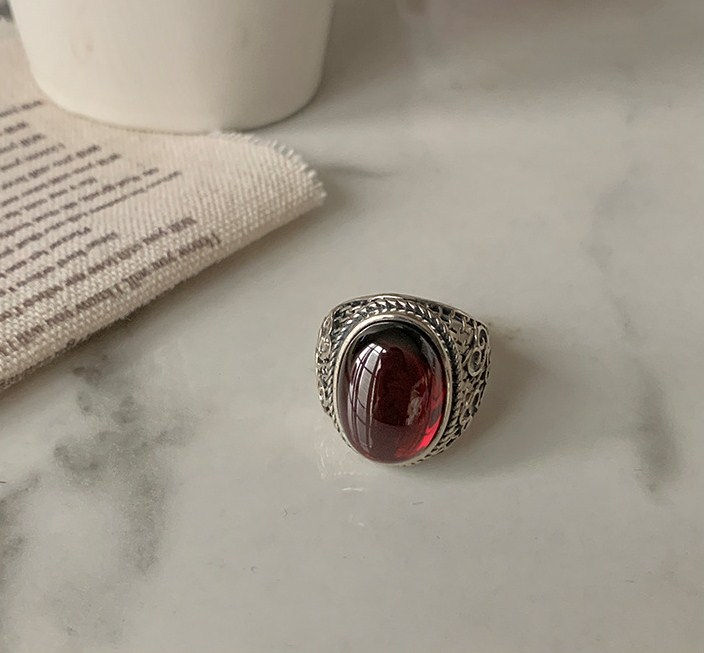 Thumbnail: Round Garnet Vintage Ring with Platinum Plating