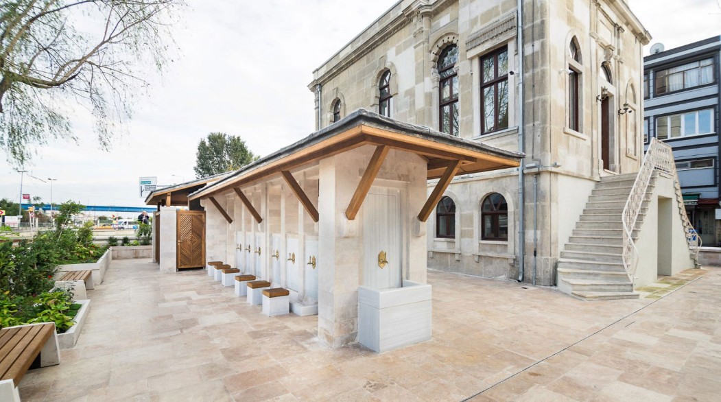 Kaptanpaşa Camii — taş cephe ve ahşap sundurma detayları
