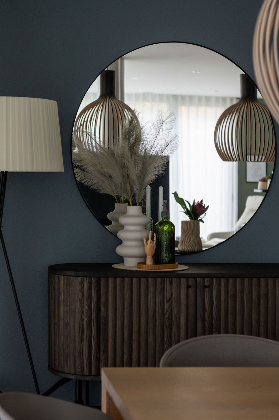 Spiegel, runder Spiegel, Spiegelbild, Esszimmer, Sideboard, Holztisch, Tisch, Stehlampe, Deko, Hängeleuchte