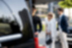 un-couple-d-affaires-pres-d-un-taxi-avec-des-valises-et-un-chauffeur.jpg