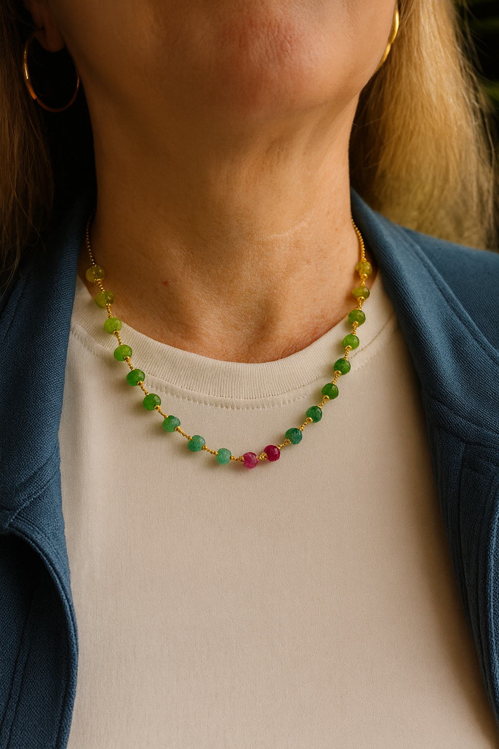 COLAR CURTO COM PEDRAS MULTICORES 