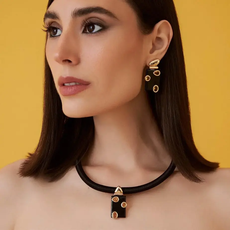Eye-level view de pulseiras finas e delicadas em camadas