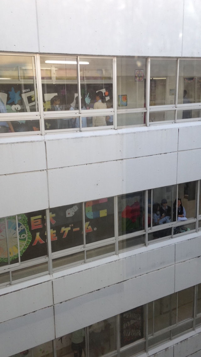 Les couloirs remplis d'affiches