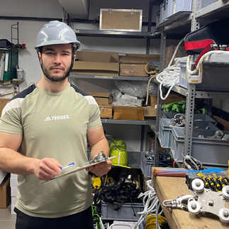 Kővári Zsolt leesés elleni védőeszközöket vizsgál a GÉPTESZT Kft.-nél