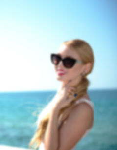 海でポージング