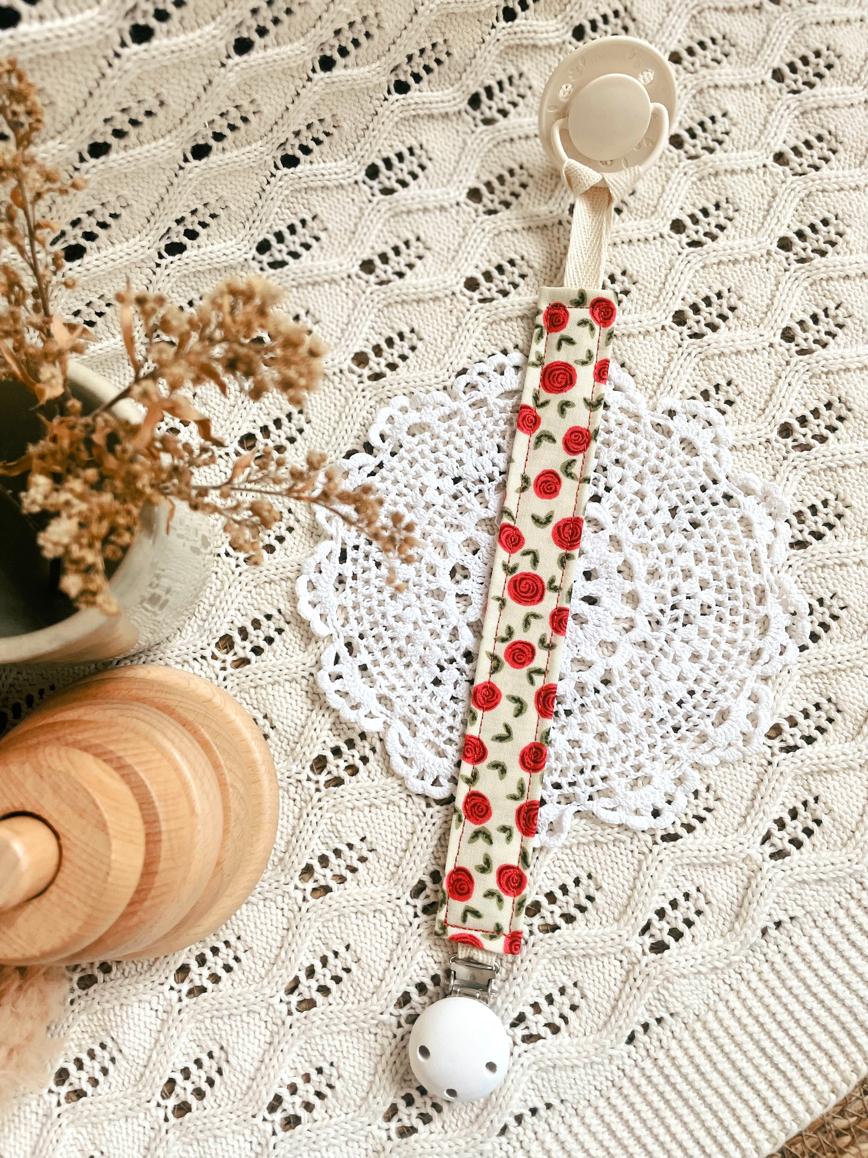 Attache tétine roses rouges