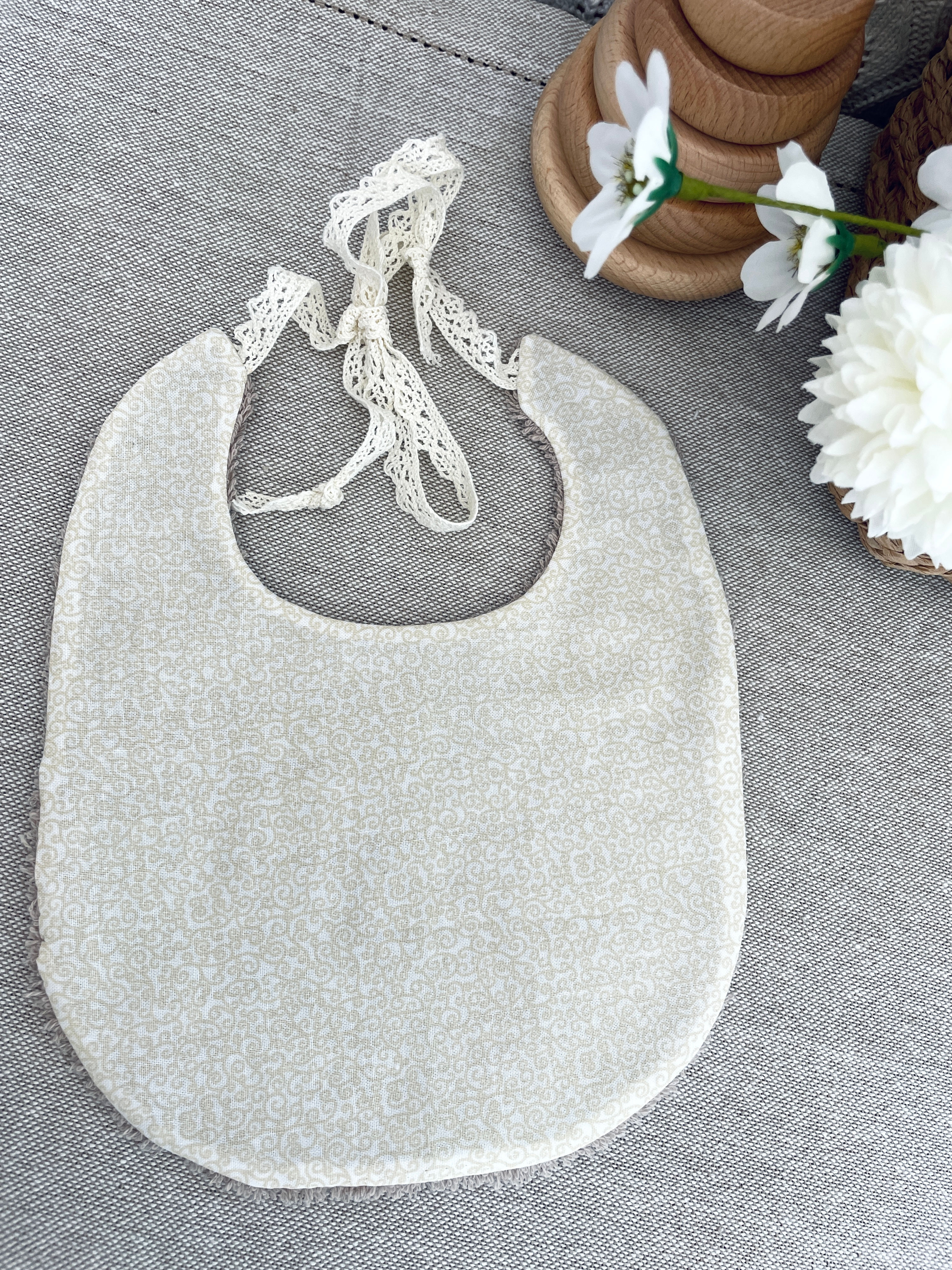 Bavoir simple crème à motifs beiges