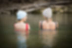 Zwei Frauen mit Mütze beim Eisbaden in der Mangfall