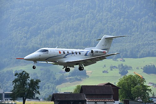     Aeronave Pilatus PC-24. Link da Imagem: https://upload.wikimedia.org/wikipedia/commons/thumb/9/94/Pilatus_PC-24%2C_P01%2C_HB-VXA_%2818743050229%29.jpg/500px-Pilatus_PC-24%2C_P01%2C_HB-VXA_%2818743050229%29.jpg