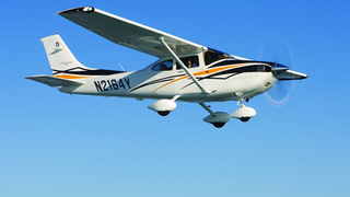 Cessna 182E Skylane em voo. Obtido de https://aviationconsumer.com/aircraftreviews/the-cessna-182-skylane-history-review/