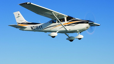 Cessna 182E Skylane em voo. Obtido de https://aviationconsumer.com/aircraftreviews/the-cessna-182-skylane-history-review/