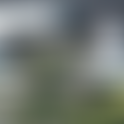 Uma composição digital mostrando o fluxo de integração entre um servidor local e um ambiente de mapeamento técnico. No centro, uma tela exibe uma imagem aérea detalhada de área urbana com rio e edificações, representando a base cartográfica carregada. Ao redor, aparecem interfaces de software com painéis e janelas técnicas, conectadas por setas que indicam o processo de comunicação entre sistemas. Em destaque, há um elemento ampliado simulando a identificação de um endereço de rede local, sugerindo a conexão com um servidor. O conjunto transmite a ideia de integração entre dados geoespaciais e ferramentas profissionais de análise.