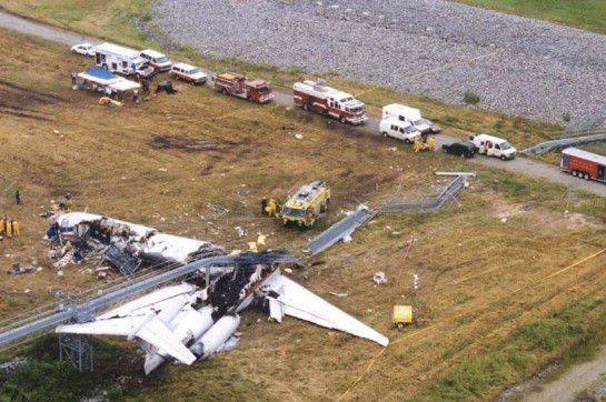 Destroços de Avião e Sistema de Luzes de Aproximação da Pista 22L. De Runway Overrun During Landing, American Airlines Flight 1420 https://www.ntsb.gov/investigations/Pages/DCA99MA060.aspx?utm_source=chatgpt.com#:~:text=Runway%20Overrun%20During%20Landing%2C%20American%20Airlines%20Flight%201420