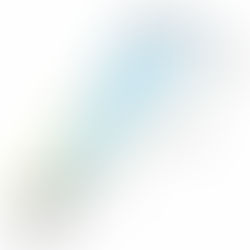 O documento Engineering Brief 105A da FAA mostra um diagrama técnico de um vertiporto em condições VFR, mostrando as superfícies de aproximação e de saída projetadas a partir da área de pouso e decolagem. A imagem apresenta volumes tridimensionais inclinados e alinhados ao eixo de operação, delimitando o espaço aéreo necessário para trajetórias seguras de chegada e partida das aeronaves eVTOL, com indicação de inclinações, limites laterais e zonas de proteção livres de obstáculos ao redor do vertiporto.