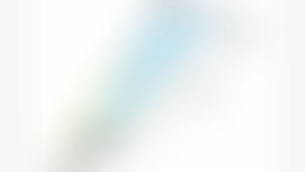 O documento Engineering Brief 105A da FAA mostra um diagrama técnico de um vertiporto em condições VFR, mostrando as superfícies de aproximação e de saída projetadas a partir da área de pouso e decolagem. A imagem apresenta volumes tridimensionais inclinados e alinhados ao eixo de operação, delimitando o espaço aéreo necessário para trajetórias seguras de chegada e partida das aeronaves eVTOL, com indicação de inclinações, limites laterais e zonas de proteção livres de obstáculos ao redor do vertiporto.