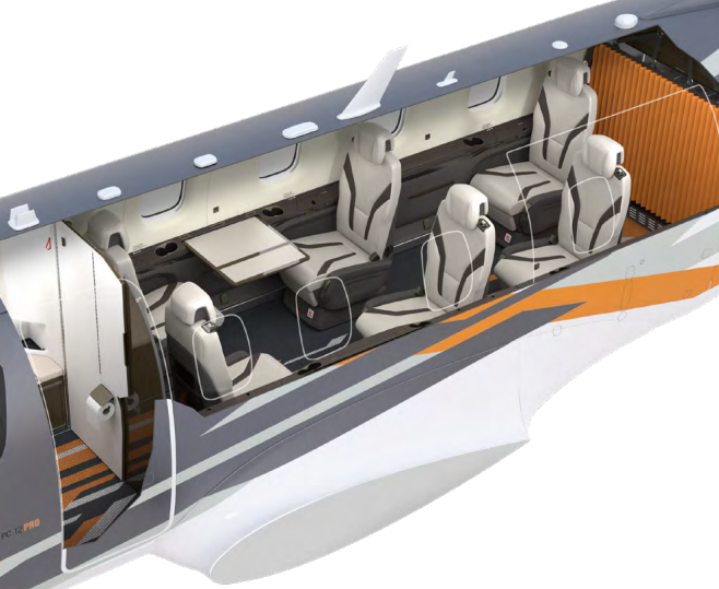 Essa característica é uma das principais diferenças operacionais do PC-12 Pro. A aeronave não se limita ao transporte executivo: a mesma plataforma pode ser empregada em transporte de passageiros, transporte de carga, missões especiais e transporte aeromédico. De Pilatus Aircraft Ltd.