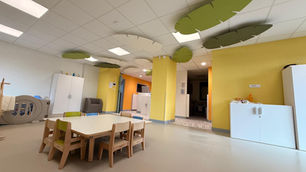 Pose îlot acoustique décoratif « feuille de bananier » dans une crèche