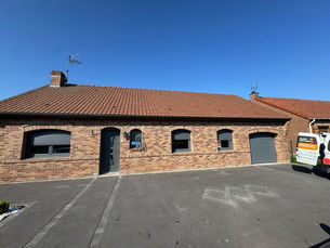 Rénovation des menuiseries : portes, fenêtres et volets bois remplacés par du PVC gris anthracite double vitrage et volets roulants électriques.