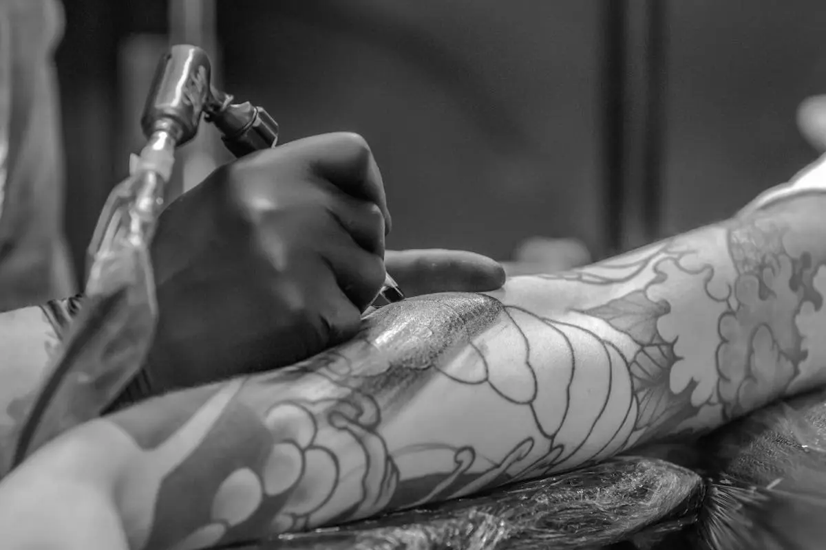 Тату криминальное чтиво. Tattoo scene. Тату погост. Девушка в тату салоне. Кладбищенские татуировки.