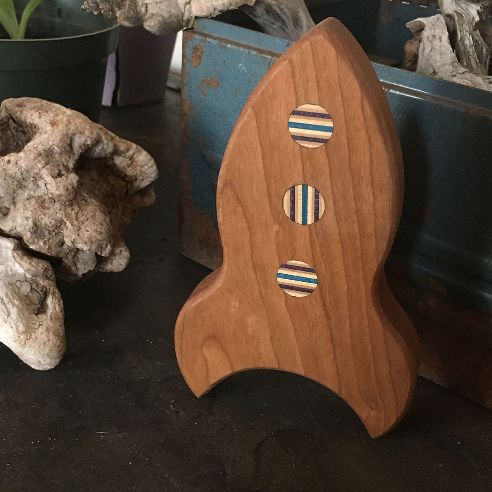 Miniature : Fusée en chêne et skateboard recyclé