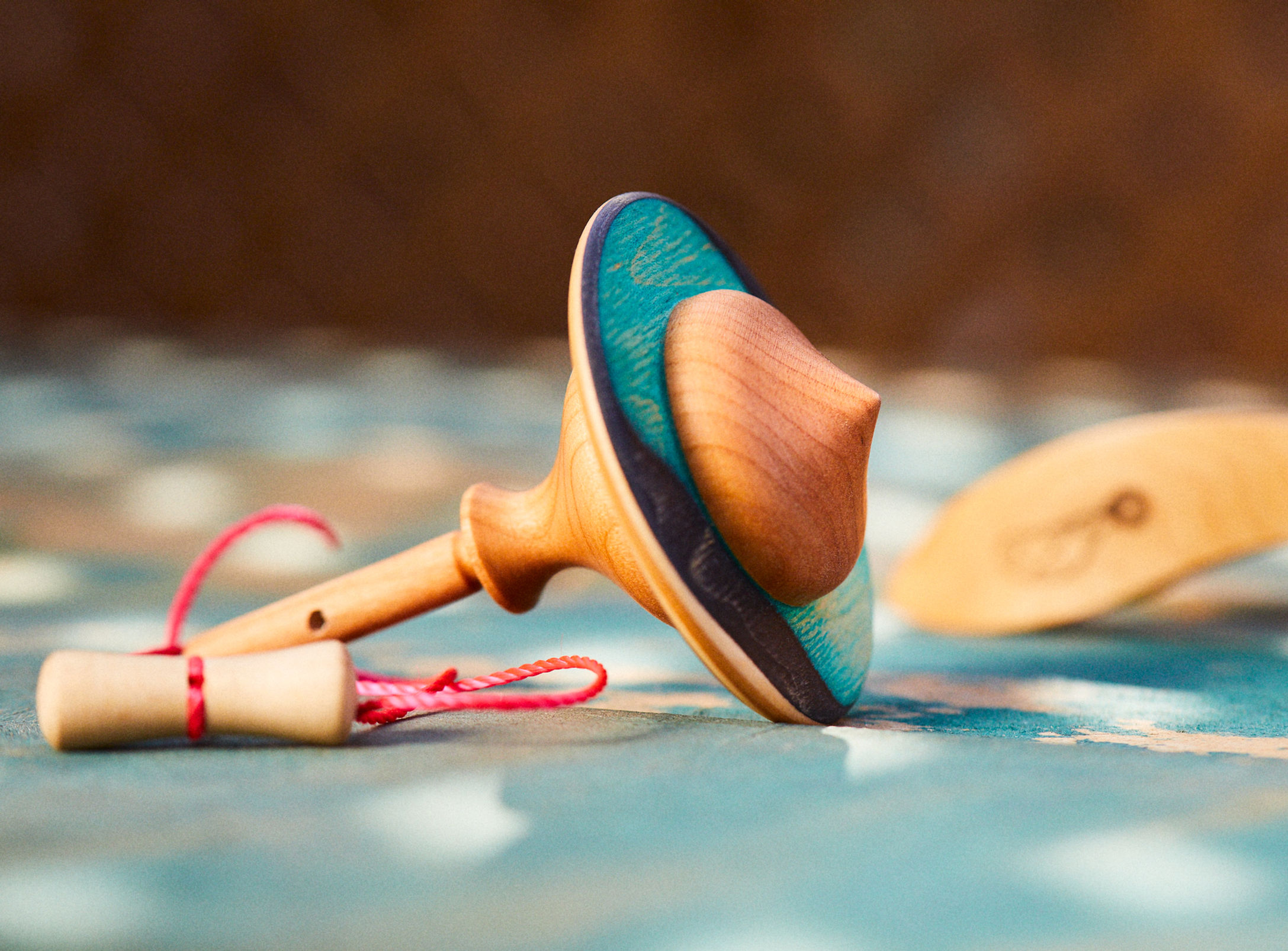 Toupies à lancer en bois & skateboard