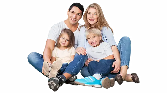 Familia sorrindo, homem e mulher com dois filhos