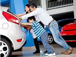 Família empurrando carro branco durante uma situação de emergência