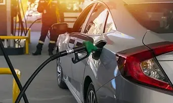 Honda Civic Flex sendo abastecido em posto de combustível