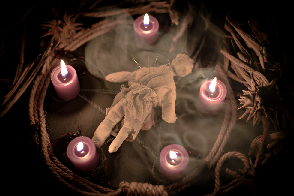 Pentagramm, Kerzen, Vodoo-Puppe