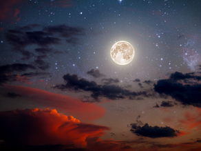 Nachthimmel mit Sternen, Mond und Wolken.