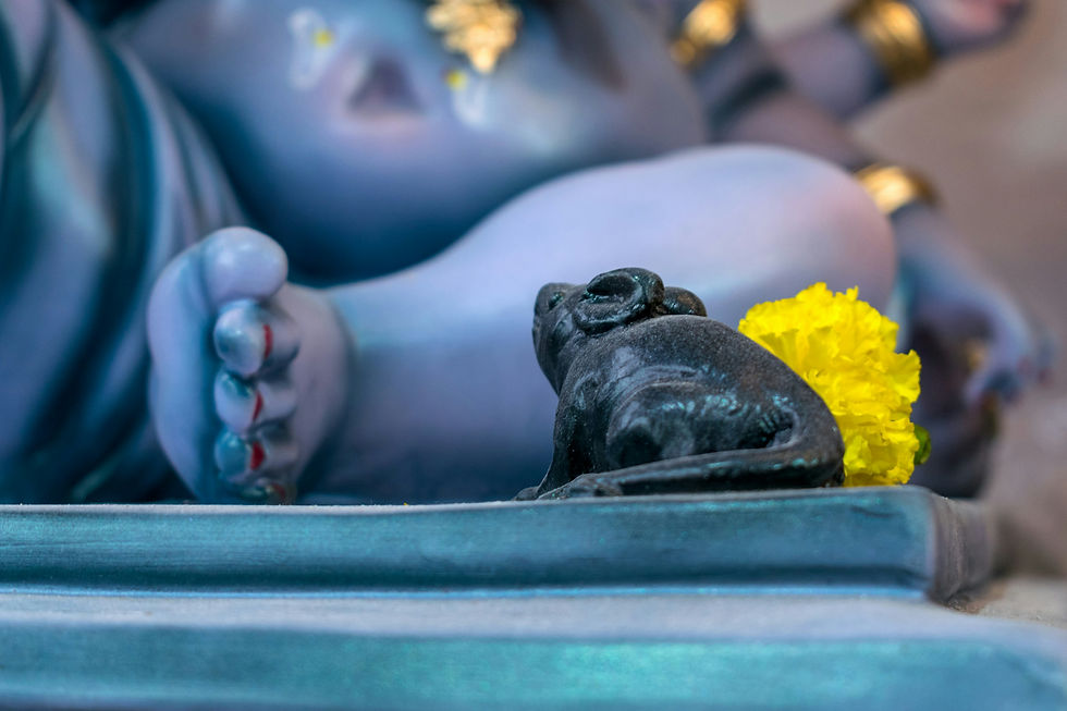 Blaue Ganesha-Statue mit Maus